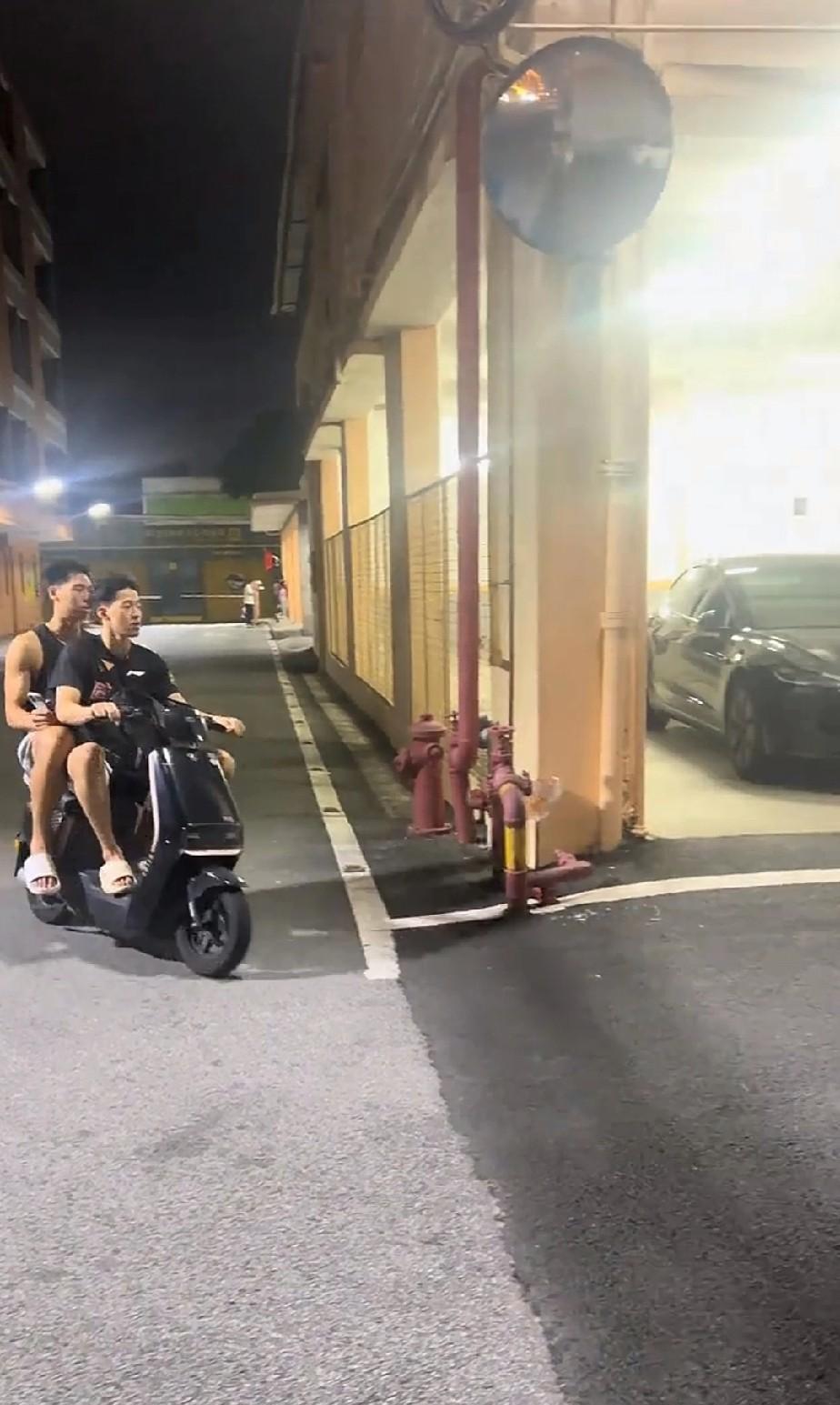 崔永熙违章了，坐电驴不带头盔，这个要罚款的。回归正题，广东宏远队训练标配：电驴、