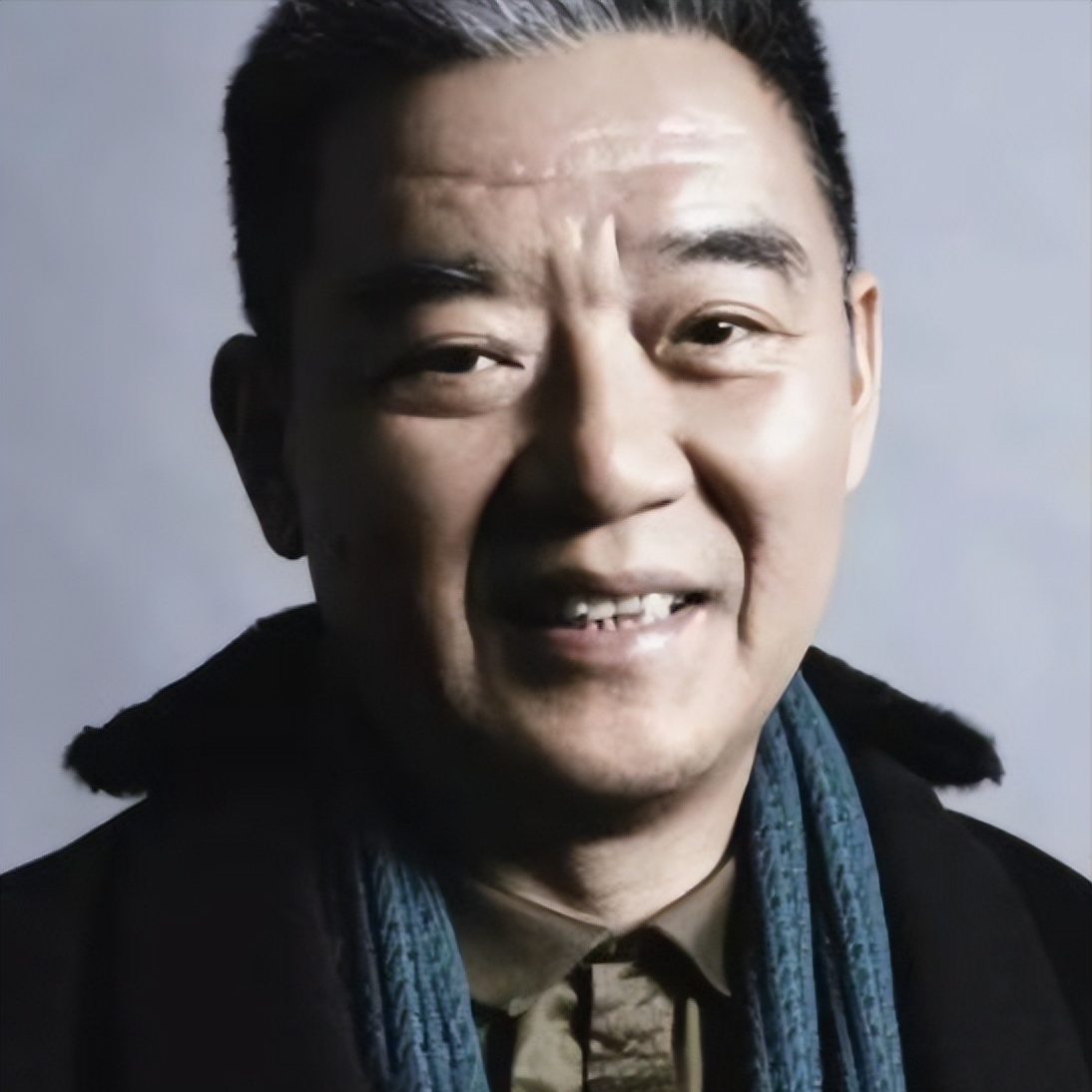1990年，李立群从台湾回到大陆，找到了同父异母的大哥，见到大哥家一贫如洗，他拿