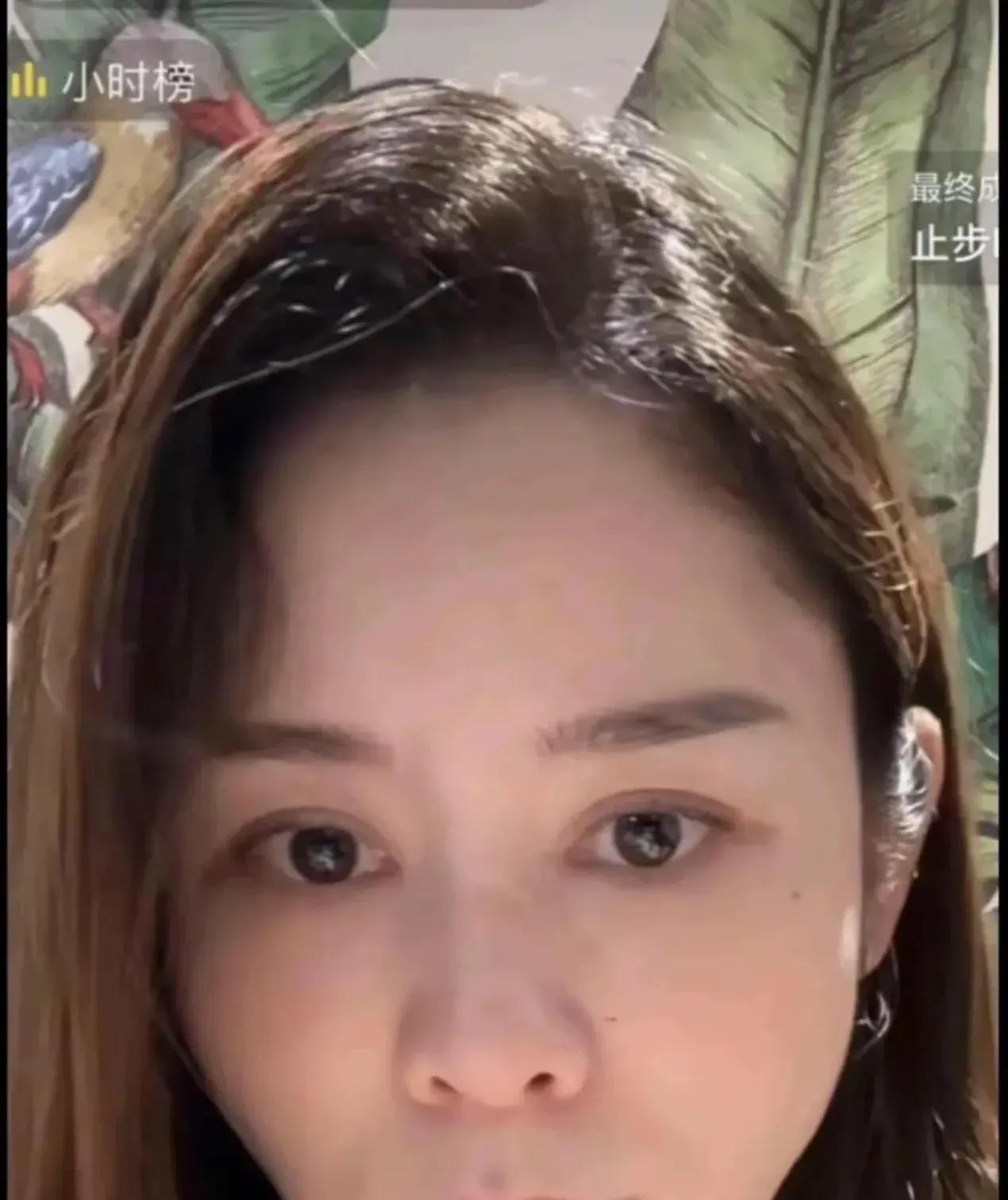 张馨月非要跟吴千语较劲，弄得林峯的粉都快掉没了。
她真的一点都不讨喜啊，也不知道