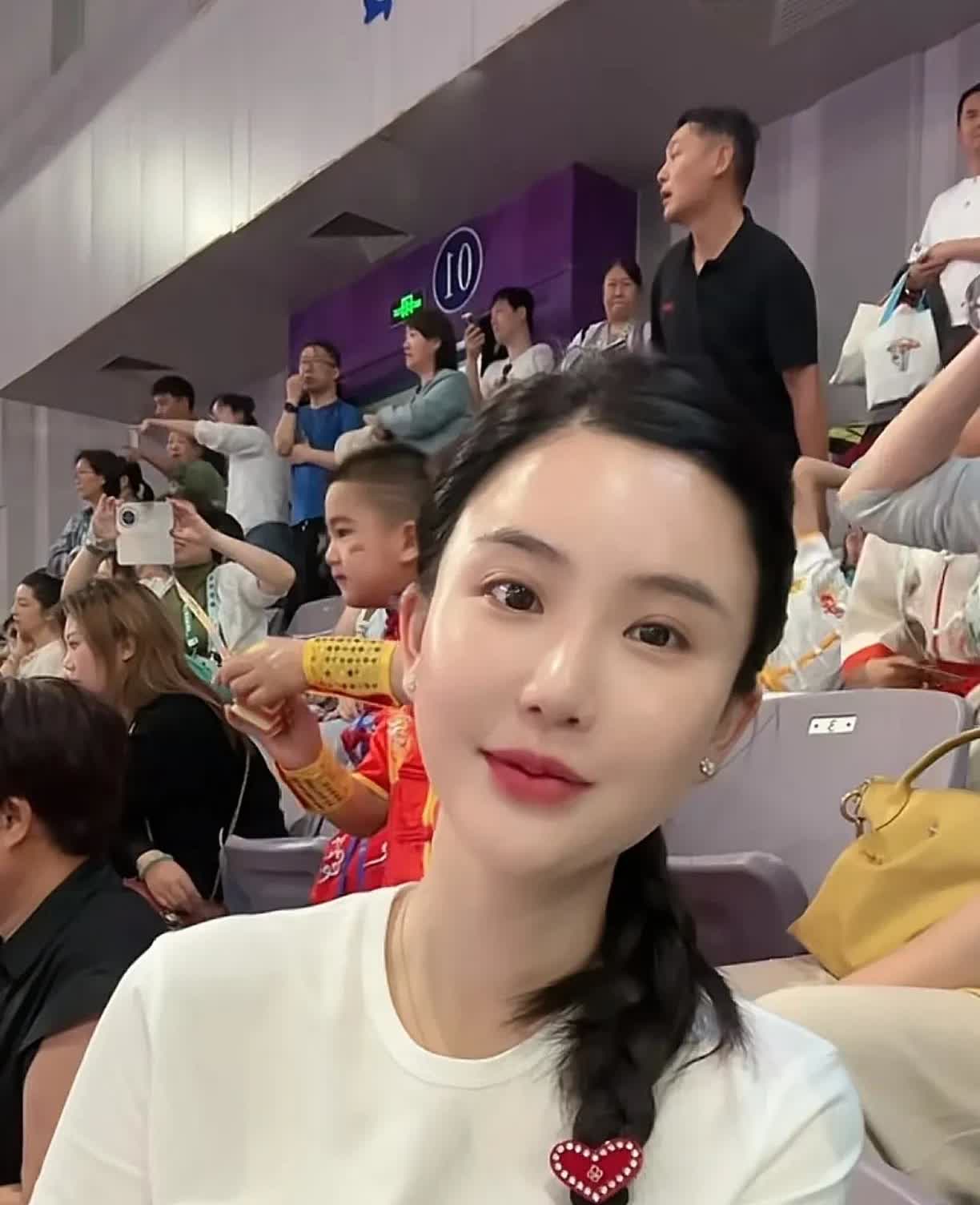 楚玲真漂亮！非常饱满的一张脸。也难怪赖文峰当初会追求她。虽然大家总拿她和杨钰莹来