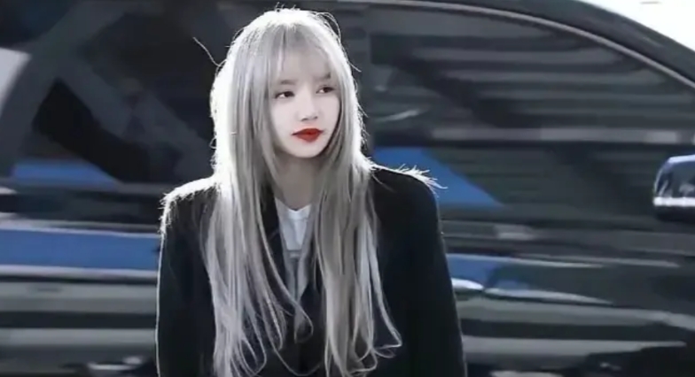 左边的Lisa—清纯如初恋
右边的Lisa—仿若黑人大妈。
不得不说，南韩的妆造