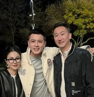 刘维伟妻子：刘维伟母亲求着我不要和刘维伟离婚。刘维伟出轨门事件持续发酵，一位疑似