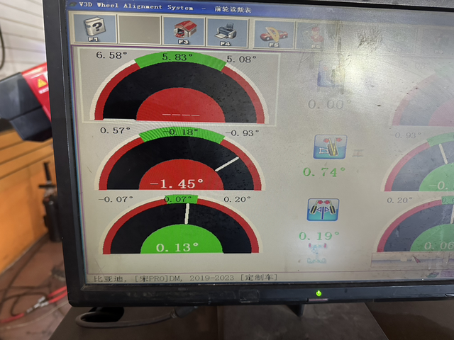 左前轮胎跑偏
车友们，有知道这是什么意思吗，要不要换件？