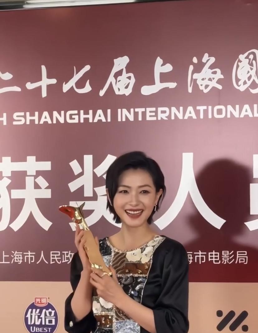6月21日晚，第27届上海国际电影节金爵奖颁奖典礼上，万茜凭借《长夜将尽》拿下主