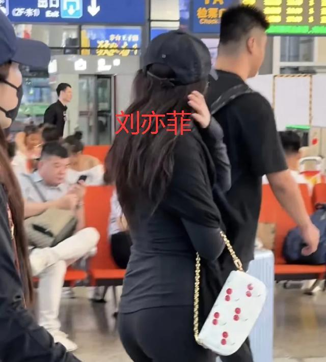 刘亦菲的身材，松弛感太强了！
刘亦菲从来不随大流，对好身材她有自己独特的见解，不