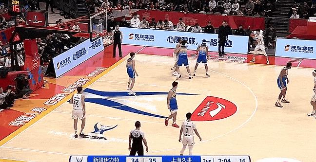 上海不妙！洛夫顿心态有点崩了！
在今天CBA俱乐部杯决赛上海对阵新疆的第二节，偰