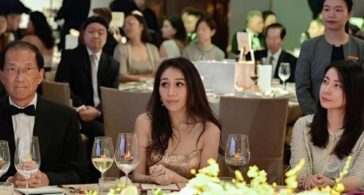 郭晶晶这个级别的，在任何豪门和权势面前都可以从容淡雅，因为她在自己的领域就是女王