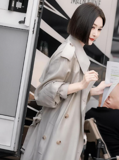 秦岚确实把这个穿出了属于自己的风格，搭配西装又A又飒，片场与王阳的互动小插曲更显