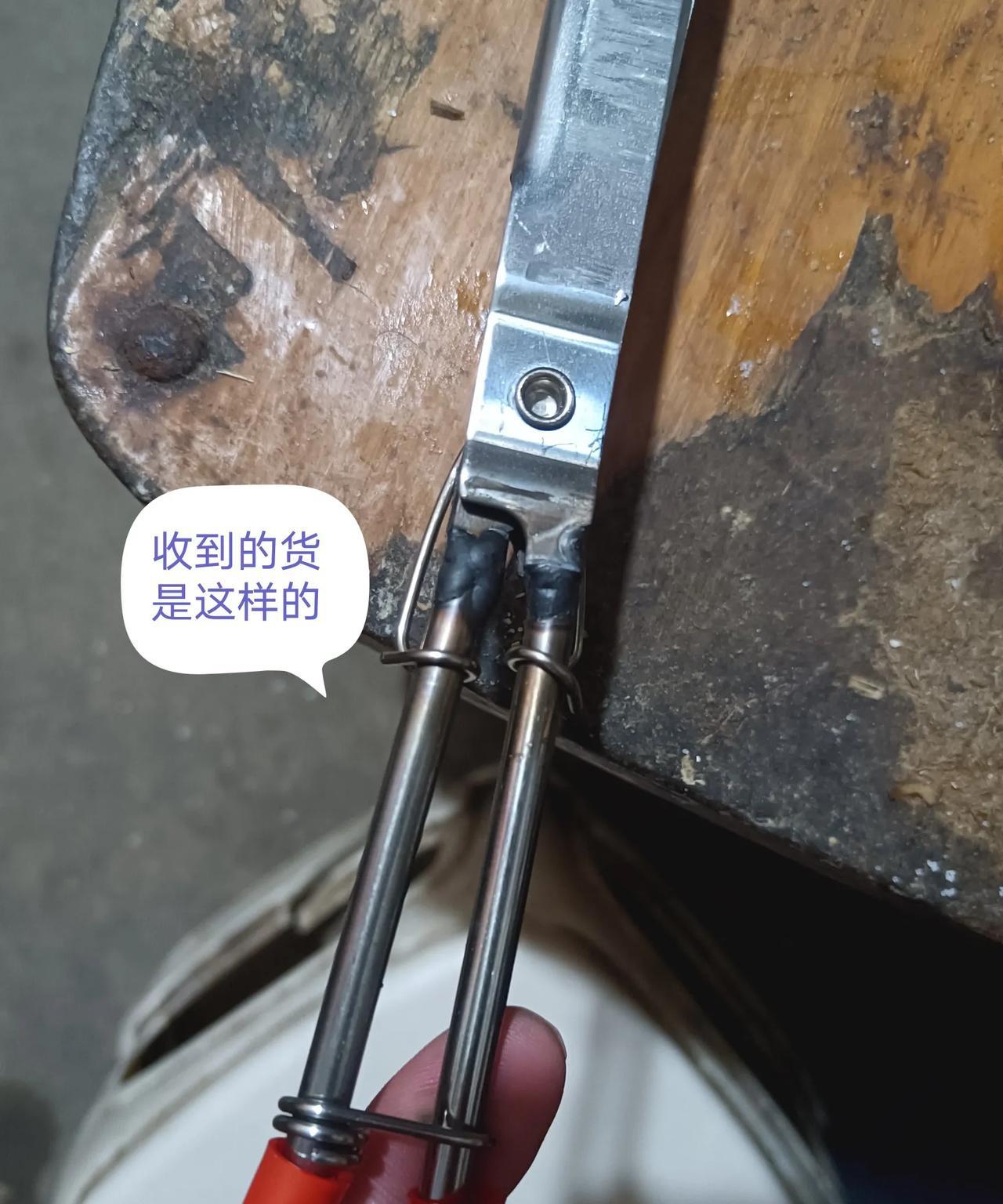 在抖音平台花9.4元买了一个夹螃蟹的夹子，卖家宣传图片和视频是图二、图三这样的，