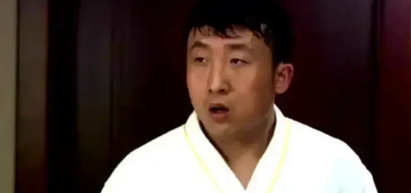 《生万物》中第一集中就出现了一个很熟悉的面孔，土匪二当家的。
我在网上查了查，他