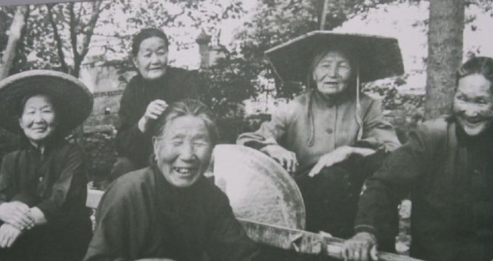 1941年，山东的一位哑巴女人明德英，用她的乳汁拯救了一名八路军小战士庄新民的生