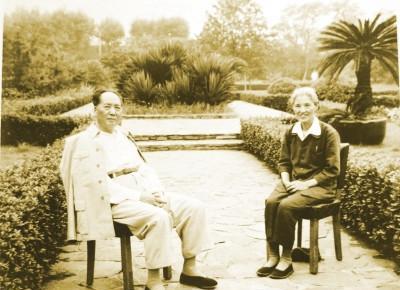 [浮云]1950年，毛主席正在读群众来信，桌上摆着一封从无锡寄来的信，署名“吴启