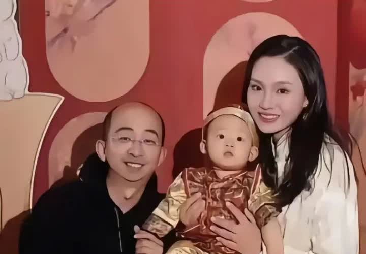 演员巨兴茂与妻子和儿子一家三口的一张全家福，妻子孟久淇身材高挑肤白貌美