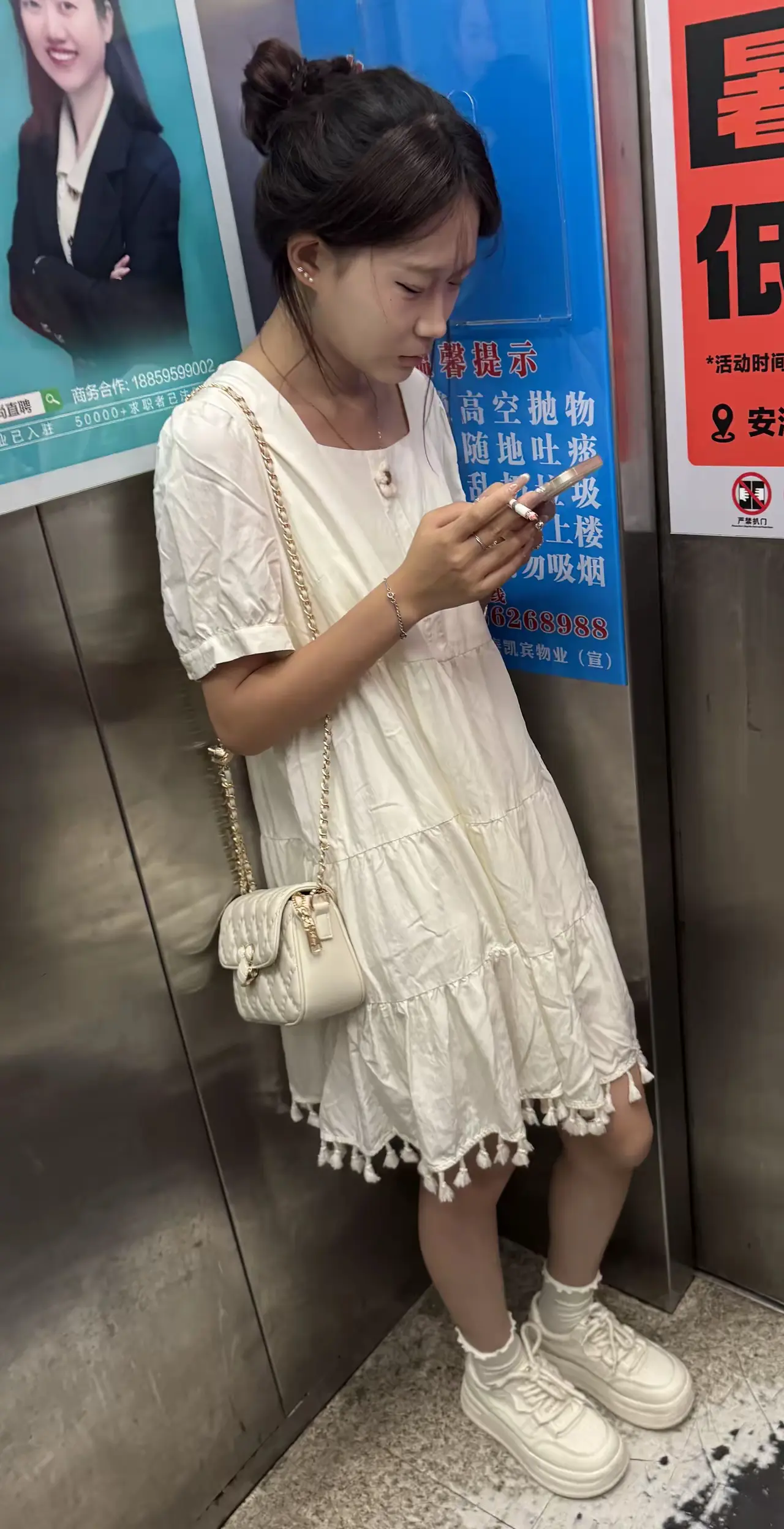 年纪轻轻的就瞎了，后面几个蓝色大字写什么