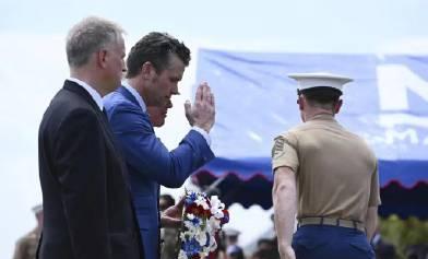 美国这个防长，开始犯更大错了
用普通商业聊天软件拉群谈论国家大事被抓现行之后，美
