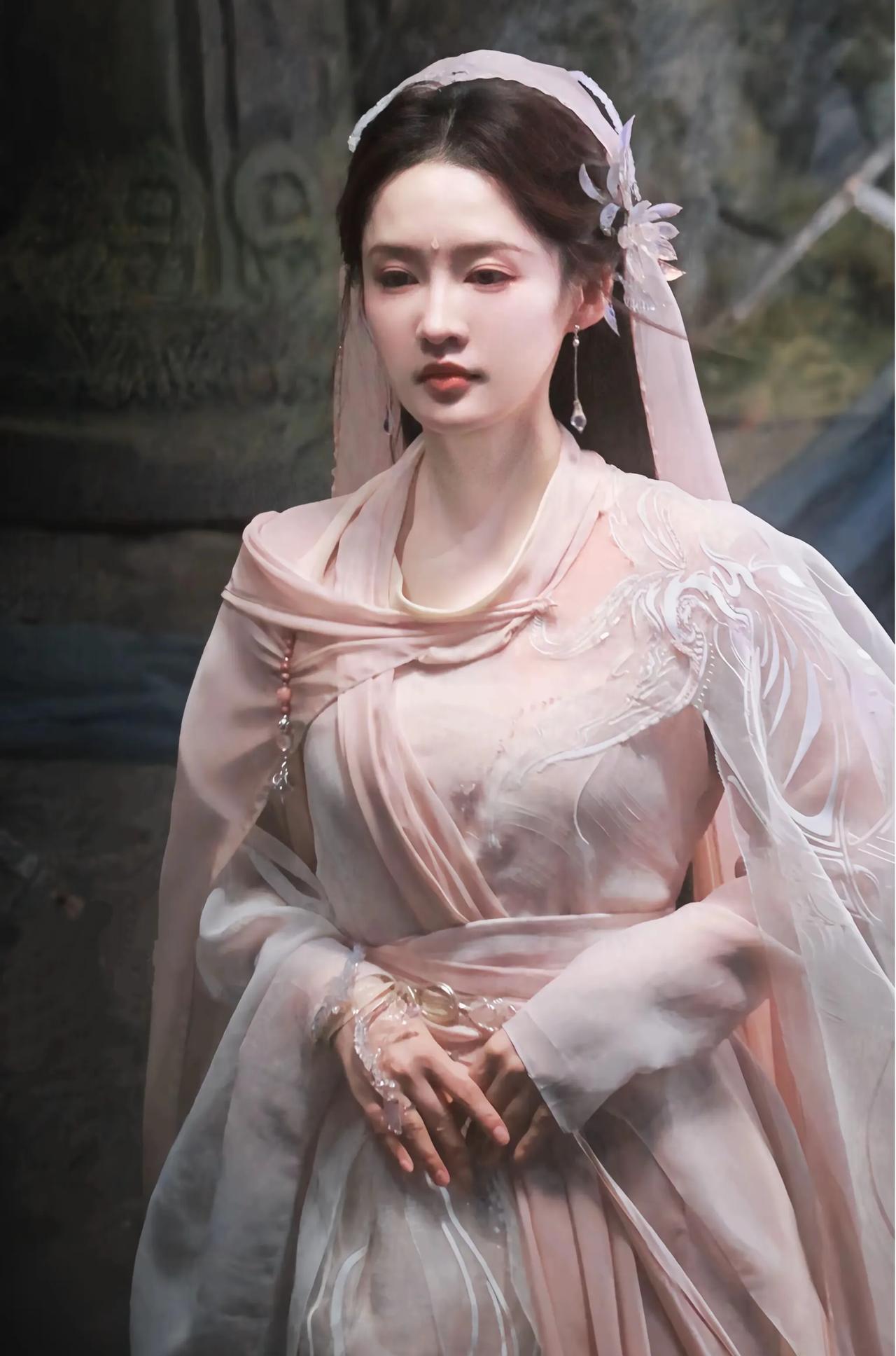 咸鱼飞升｜李沁粉嫩妆造也阻挡不了温柔清冷相#演员美女# #李沁咸鱼飞升路透#