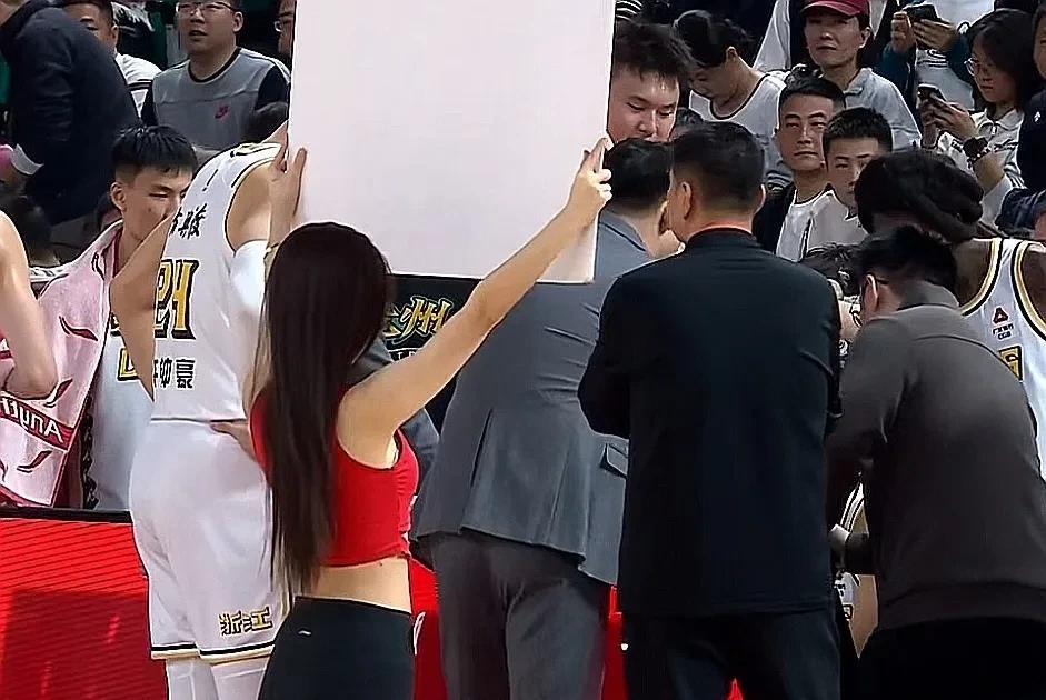 [微风]为什么啊？一场注定没有结果的比赛。
      一位美女，举着反光板，好