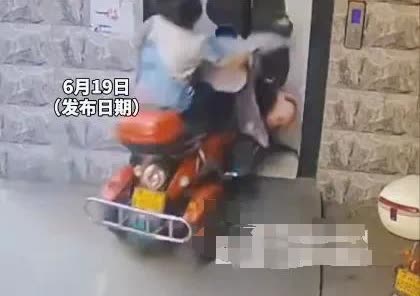 吓死个人！

河南一老人骑电动三轮进电梯，哐当一声直接撞破轿厢门，

连