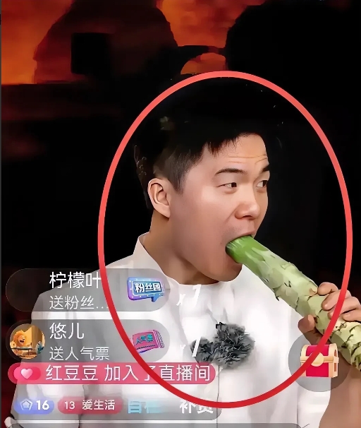 终于知道
为啥董宇辉那么多人喜欢了！
因为他竟然在镜头前做了这件事！

他竟然生