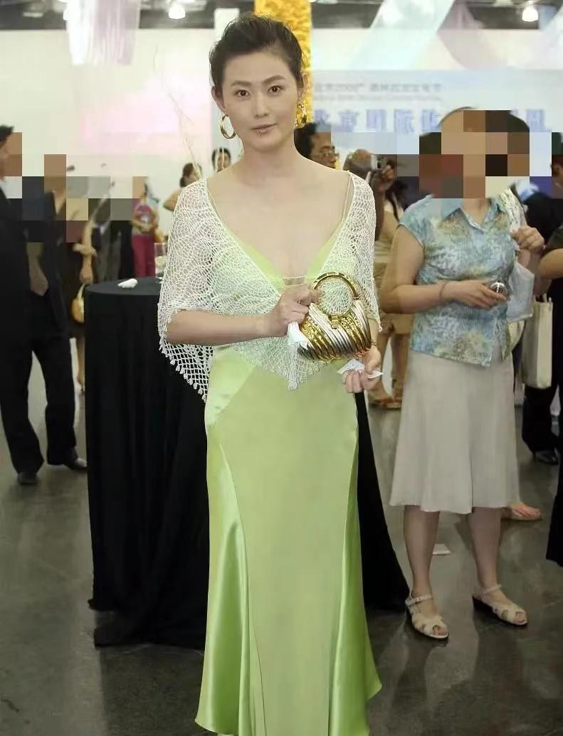 十多年前，演员王思懿参加文艺活动的一张随拍。五官精致，气质高雅，衣着打扮时尚靓丽