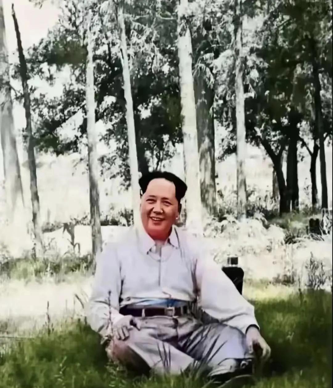这张老照片看上去，伟人毛主席，迎着春风，席地而坐，看着前方，喜笑颜开！
很自然，