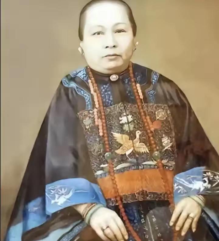 她出身贫民窟，年轻时被迫当船妓，却孕育出香港首位华人首富，而澳门赌王何鸿燊是她的