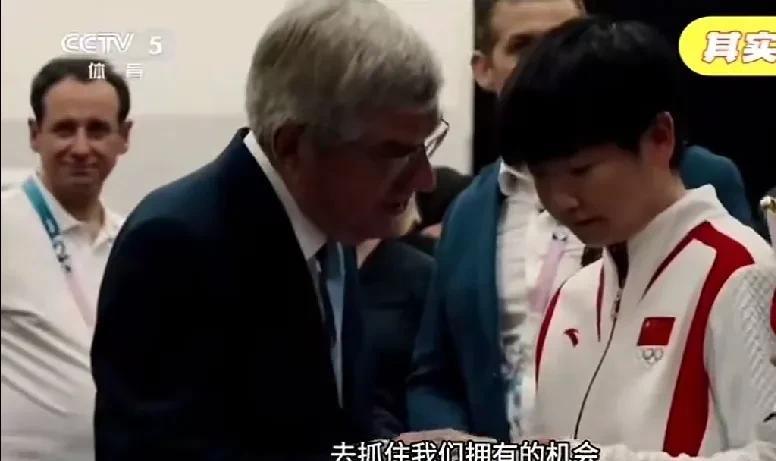 国际奥委会这样重要的会议，表达对巴赫的感谢，播放一段视频时，镜头里有两位运动员出