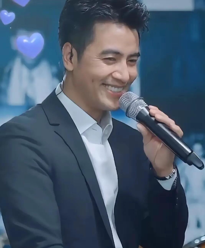 这位男演员长得挺帅的，浓眉大眼的，比娱乐圈中的黄晓明都好看。一对浅浅的酒窝，特别