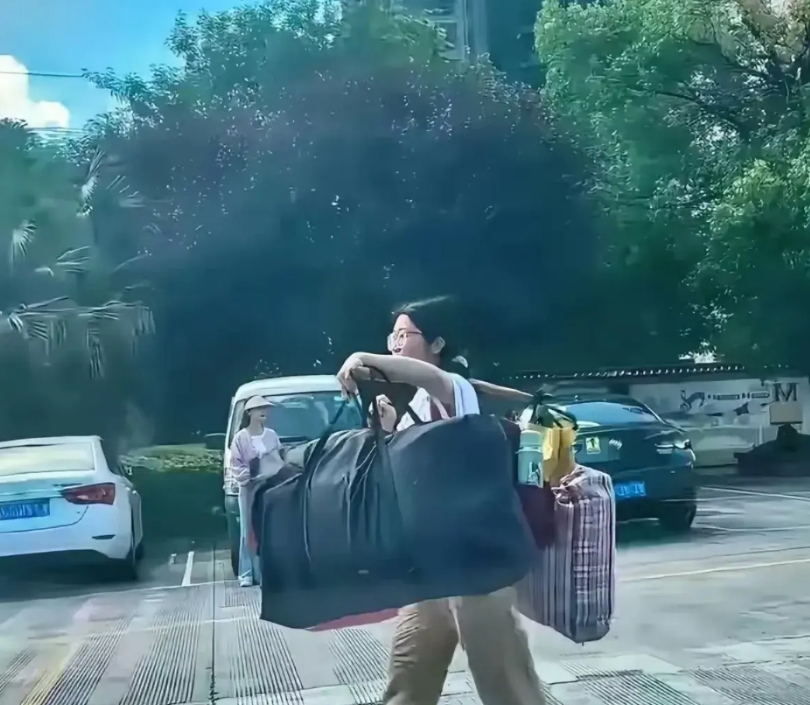 从她身上看出了以下几点：
1.韧劲，2心态，3独立！这姑娘这么小就有独立靠谱的心
