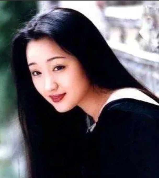 1994年，杨钰莹应邀到厦门商演，刚下飞机，6辆奔驰向她驶来，前车突然刹车，车辆