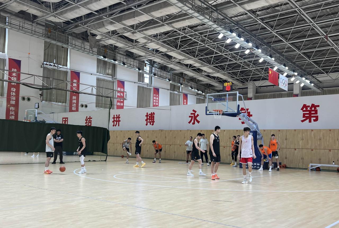 山东男篮夏训备战，刘毅已归队，青年队队员赵军豪也来到一线队试训，目前已经有6名高