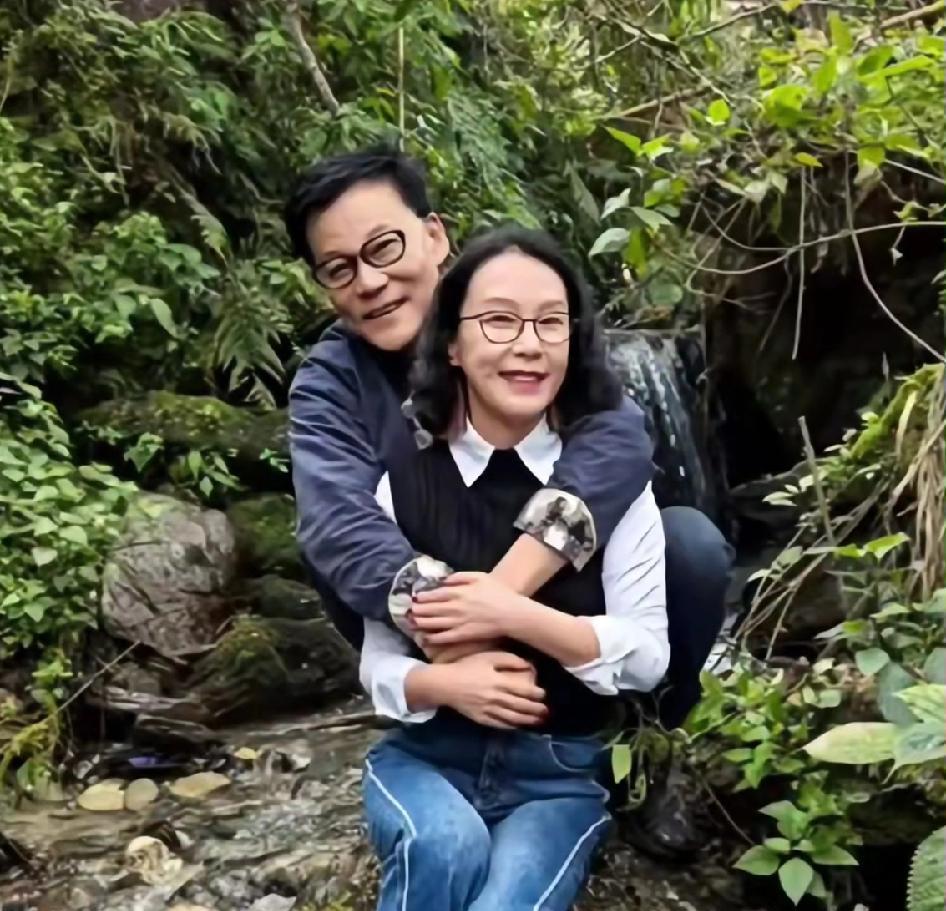 果然还是男人才懂男人！
我问老公，为什么李国庆总是要从背后紧紧地抱着张丹红？不能