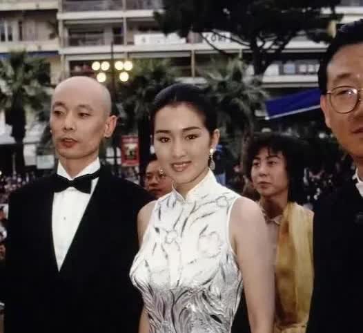 巩俐年轻时的身材那可是性感的天花板。前凸后翘，丰臀细腰，难怪那么红。张艺谋的眼光