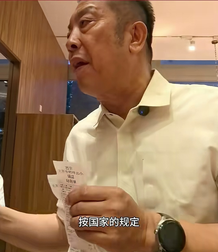 聪明反被聪明误。

西贝老板学麻六记张兰全面邀请记者开播，探访后厨。以为明厨亮灶
