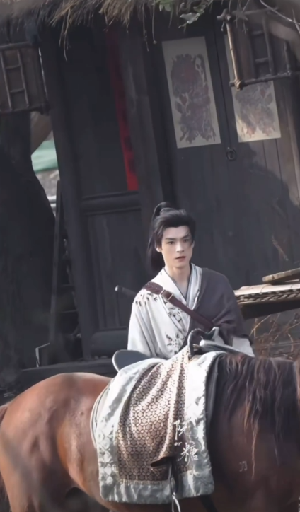 谁懂龚俊前一秒在戏里意气风发下一秒就被马儿吓了一跳