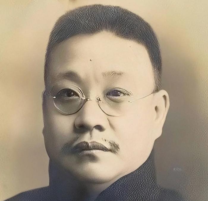 1917年，谭延闿的母亲去世，但出殡时族人却死活不让棺椁走正门。谭延闿好话说尽，