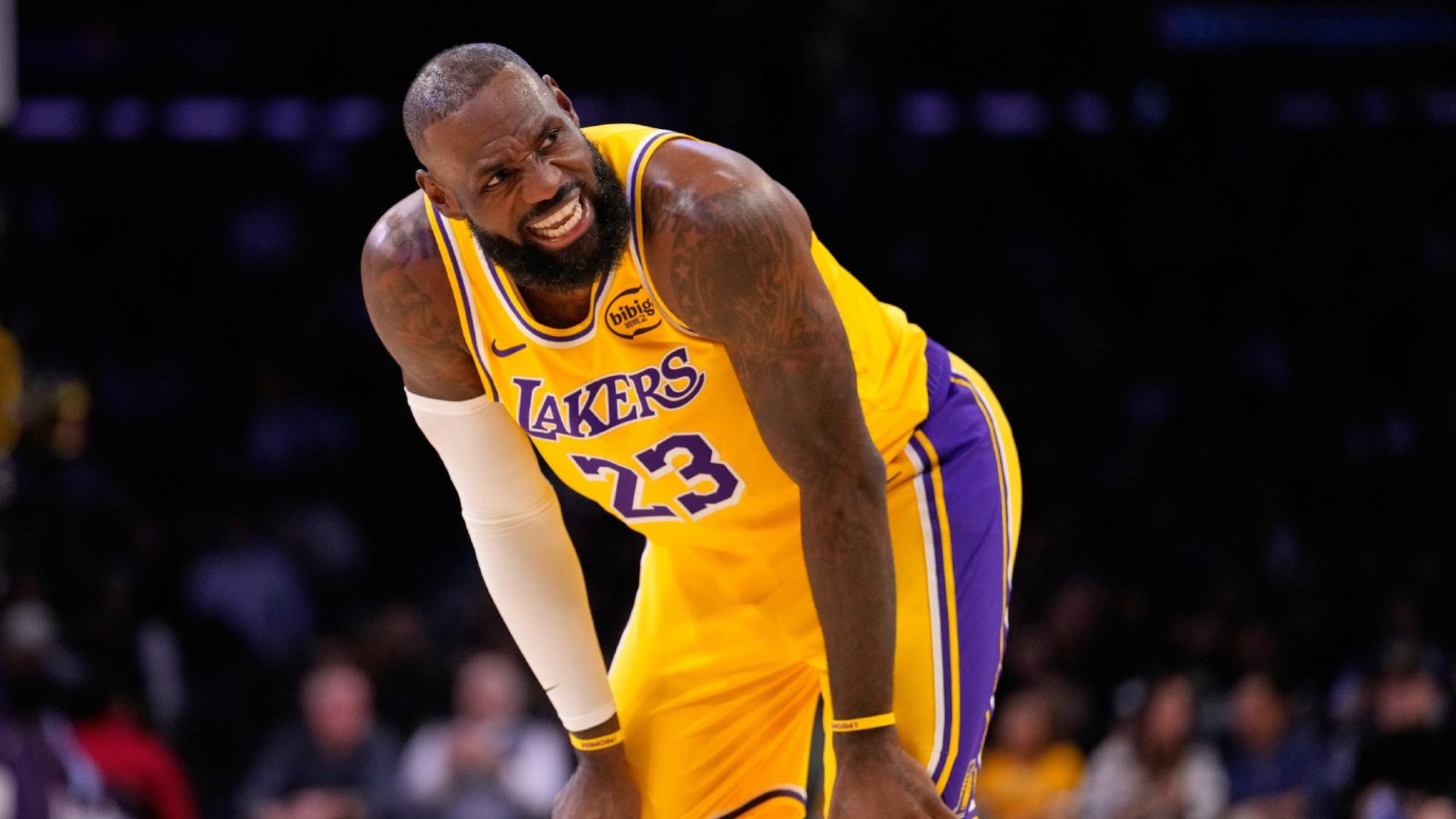 场均仅15+4+7！是詹姆斯真的老了，还是湖人的安排有问题？