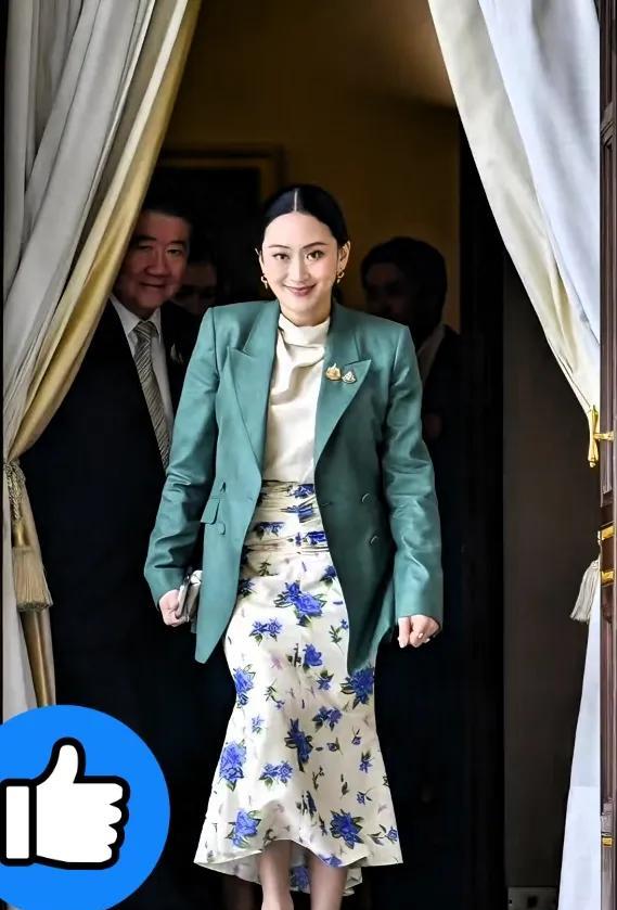 佩通坦（Srettha Thavisin）凭一套绿色西装搭配碎花裙的造型引发热议