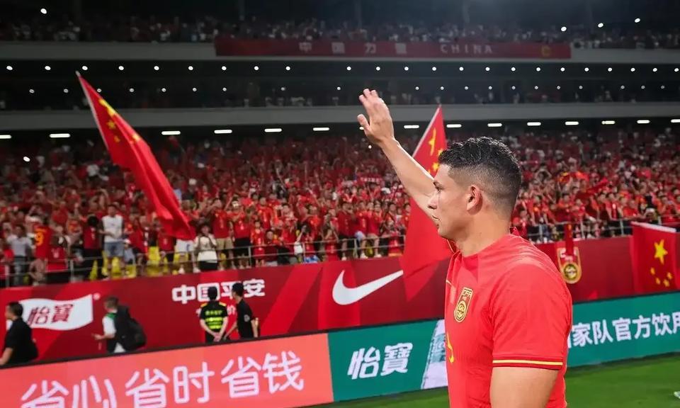 中国男足首位非血缘归化国脚、原成都蓉城队球员艾克森昨晚正式宣布退役！
艾克森是在