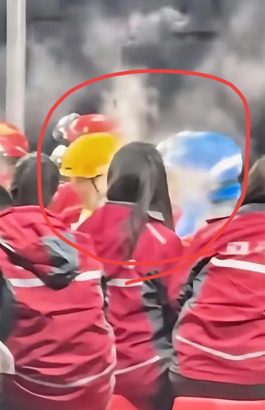 这又是三十六计中的哪一计？
肯定是趁刘强东喝大了，偷偷混进去的吧！[泪奔]