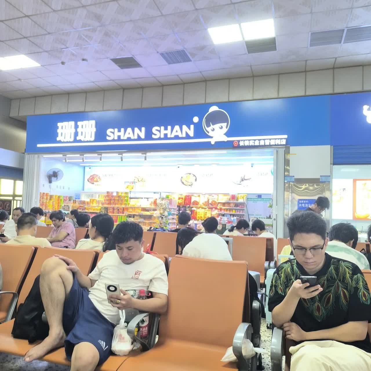 上了车，还没歇一下，家里电话又响了，又是父亲的病况不乐观。他出院也是医生认为能出