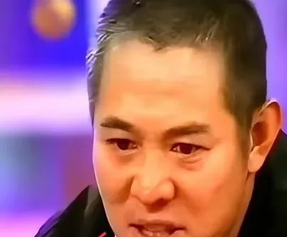 1993年李连杰表演太极拳时，被美国主持人嘲讽说：“你这动作软绵绵的，东方功夫只