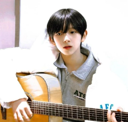 这小孩真的好可爱呀，期待陈浚铭未来可期吧！ ​​​