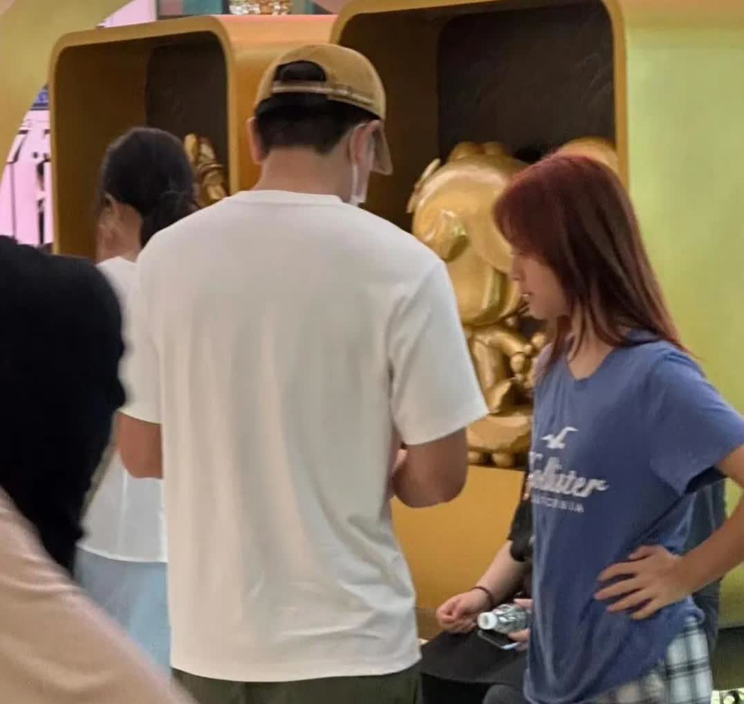 贾乃亮和12岁女儿在北京大悦城购物，甜馨的穿衣好土气，染了一头棕发，真的好成熟！