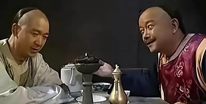乾隆问大臣吃啥早餐？“几个鸡蛋。”



早朝时分，乾隆皇帝随意询问一位早早到场