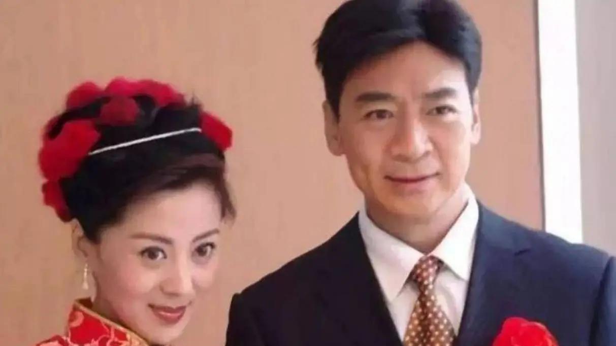 2003年，49岁的寇振海向演员李婷表白，李婷拒绝的说：寇老师，就算我接受你，我