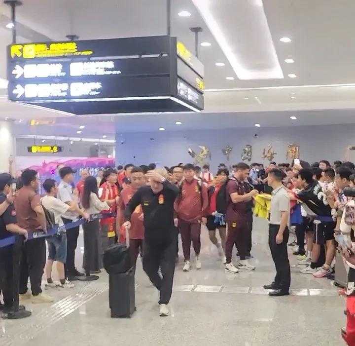 国足回国抵达重庆，现场仍有大量球迷接机，还有很多人找球员签名，这些球迷的心态是真