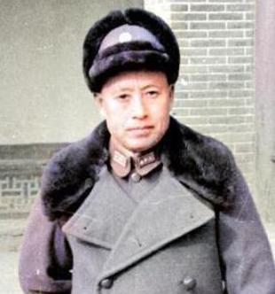 1943年，国军上将于学忠被日军包围，这时，少将魏凤韶站了出来，说：“把衣服给我