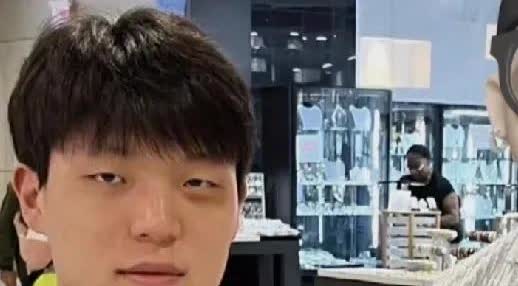 NBA第一天就挂彩！

杨瀚森顶着熊猫眼继续跑战术，像没事人。

开拓者