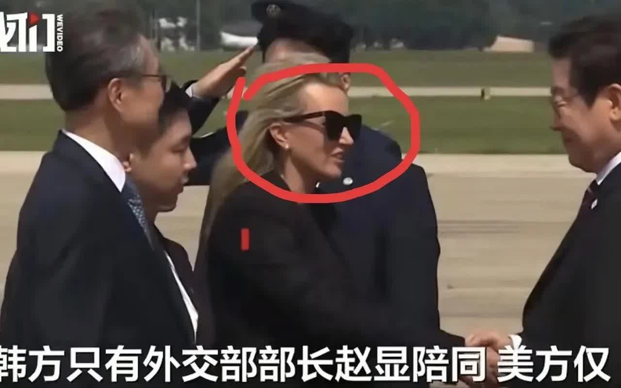 韩国网友这回又彻底破防了！

自己国家的总统千里迢迢的去访问老美，老美那边就